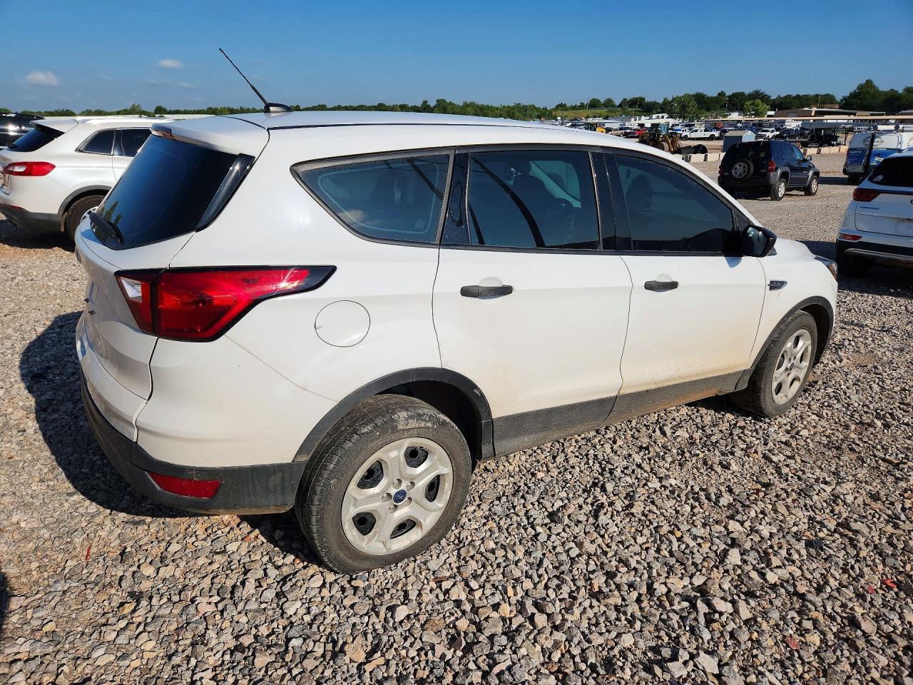2019 Ford Escape S - Фото 3