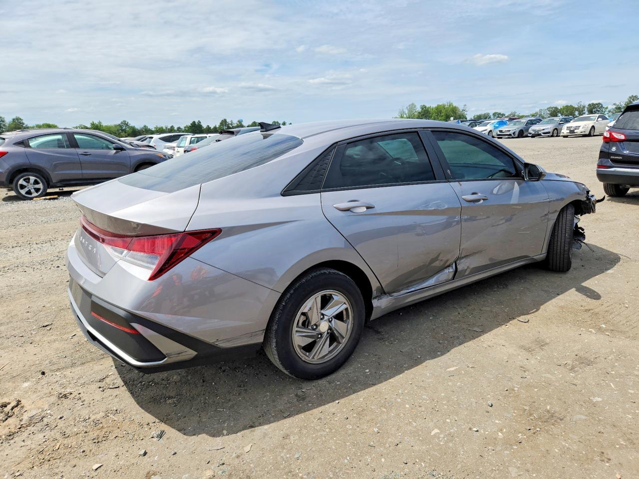 2025 Hyundai Elantra Se - Фото 3