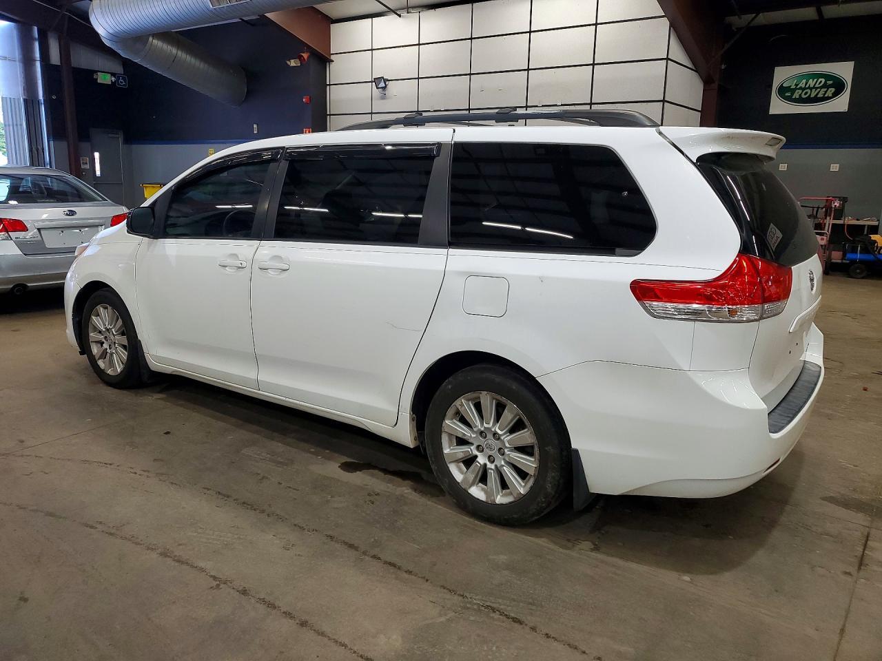 2011 Toyota Sienna Xle 7-Passenger - Фото 2