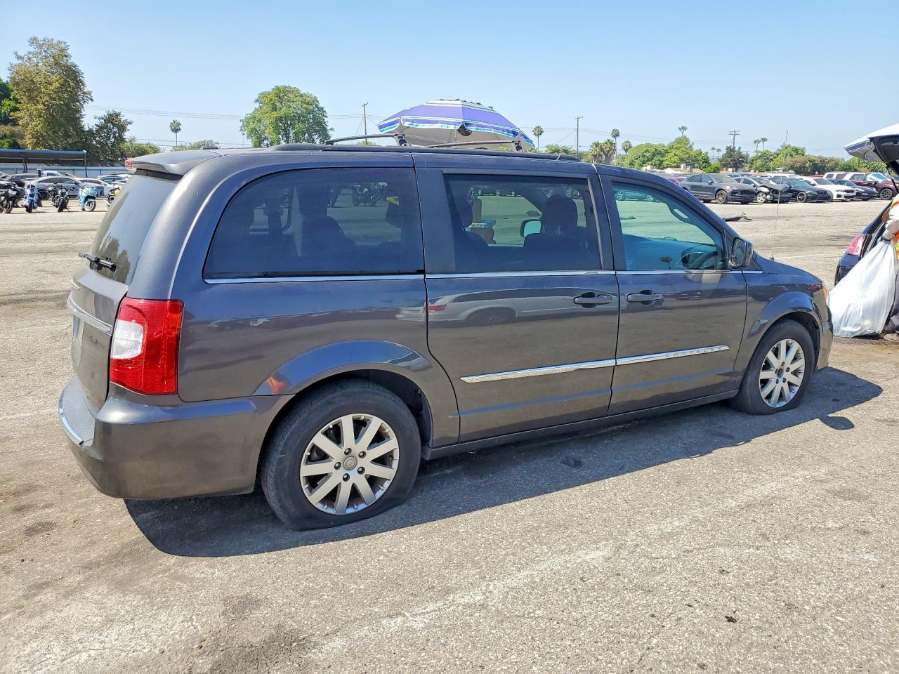 2015 Chrysler Town & Country Touring - Фото 3