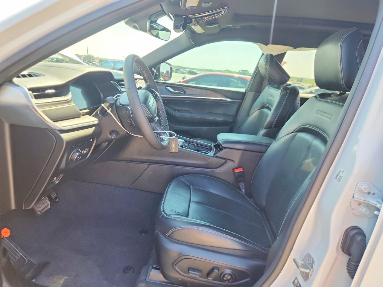 2023 Jeep Grand Cherokee Overland 4Xe - Image 7