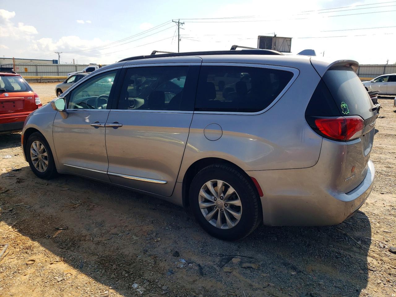 2017 Chrysler Pacifica Touring L - Image 2