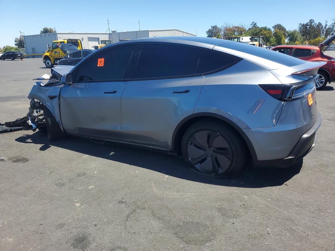 2026 Tesla Model Y - Фото 2