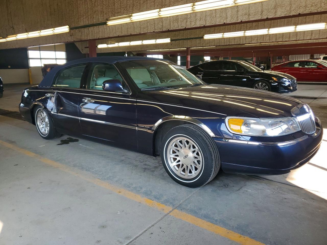 1999 Lincoln Town Car Signature - Image 4