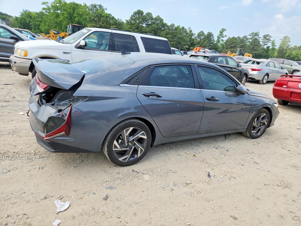 2025 Hyundai Elantra Limited - Фото 3