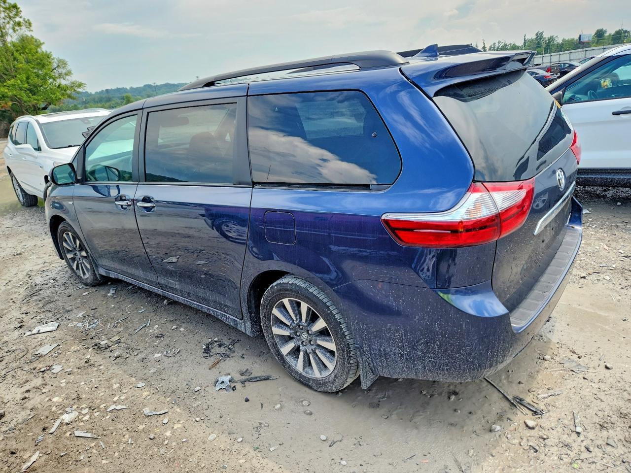 2020 Toyota Sienna Limited 7-Passenger - Image 2