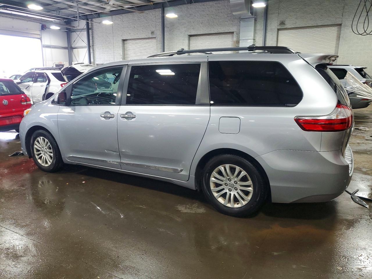 2015 Toyota Sienna Xle Premium 8-Passenger - Фото 2
