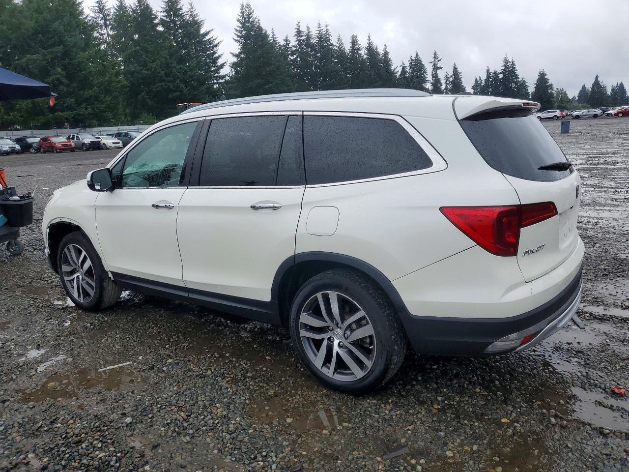 2017 Honda Pilot Touring - Image 2