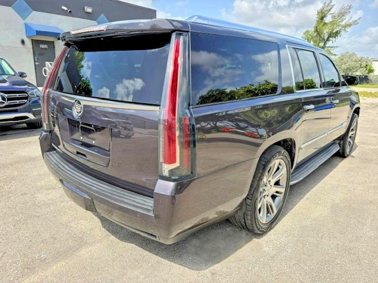 2015 Cadillac Escalade Esv Luxury - Image 3
