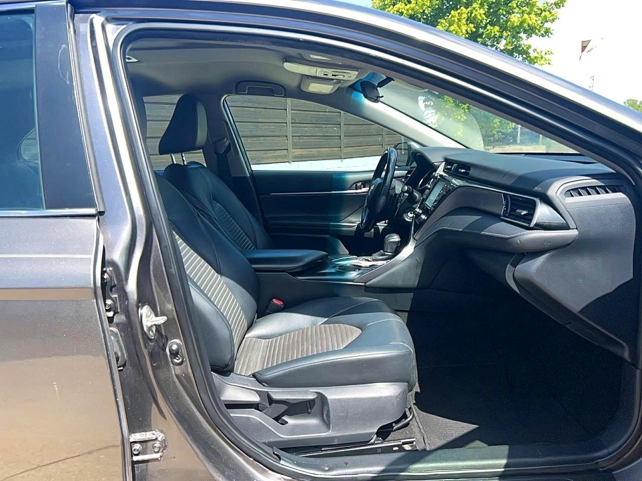 2019 Toyota Camry Se - Фото 5