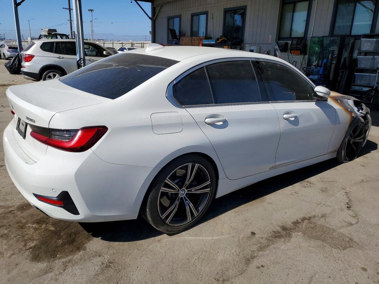 2020 BMW 330I - Фото 3