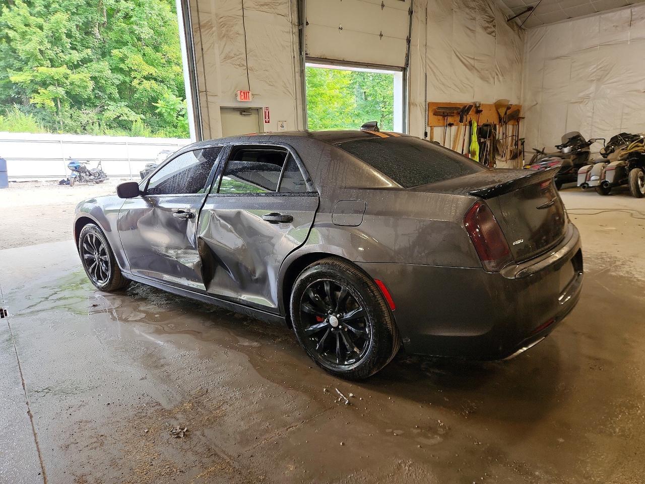 2016 Chrysler 300C - Фото 2