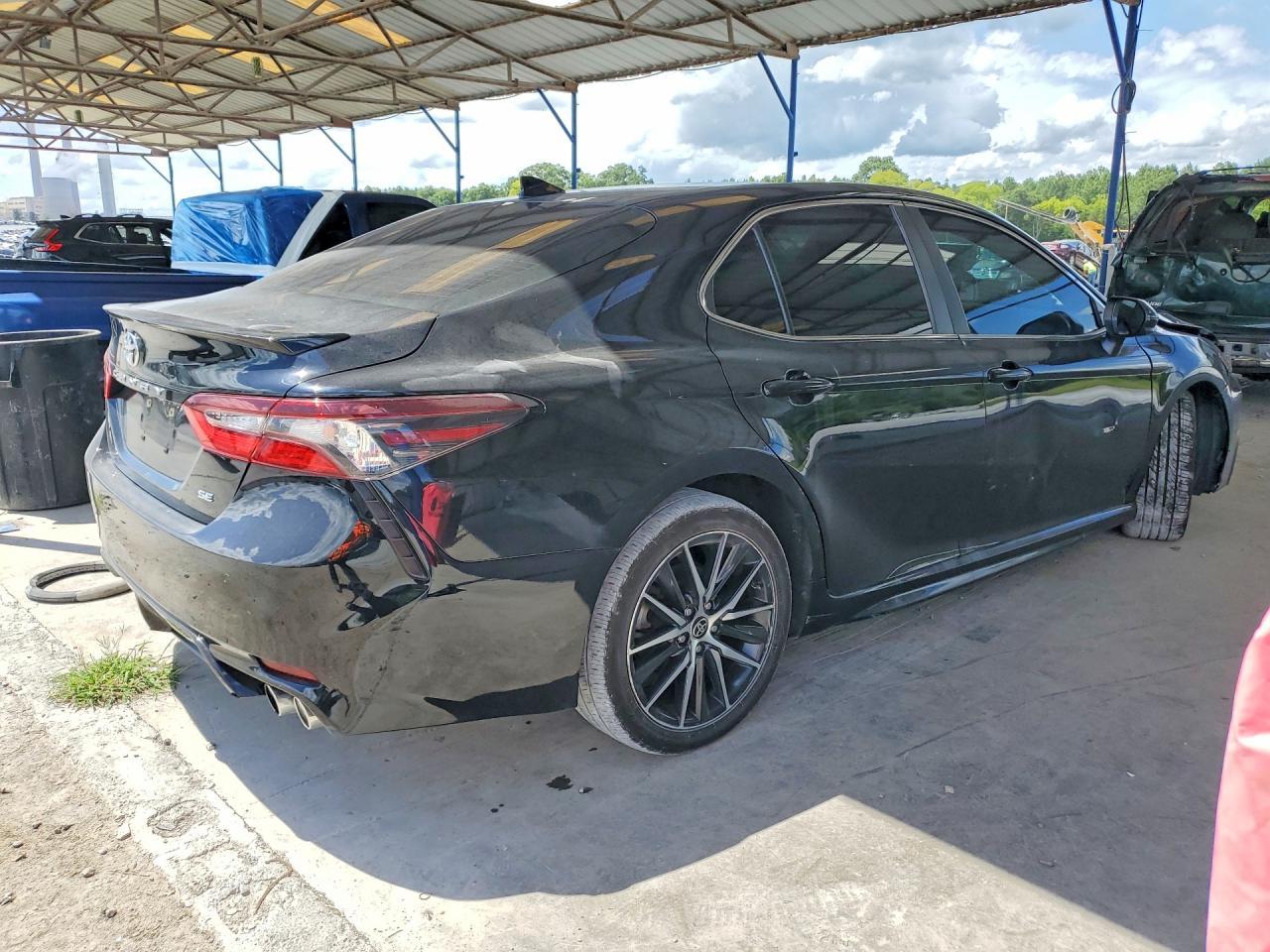 2021 Toyota Camry Se - Фото 3