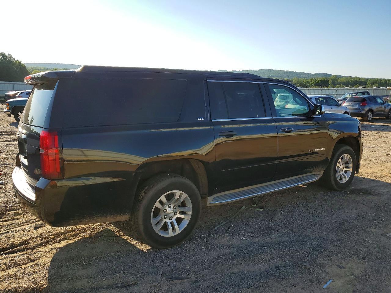 2018 Chevrolet Suburban C1500 Lt - Image 3