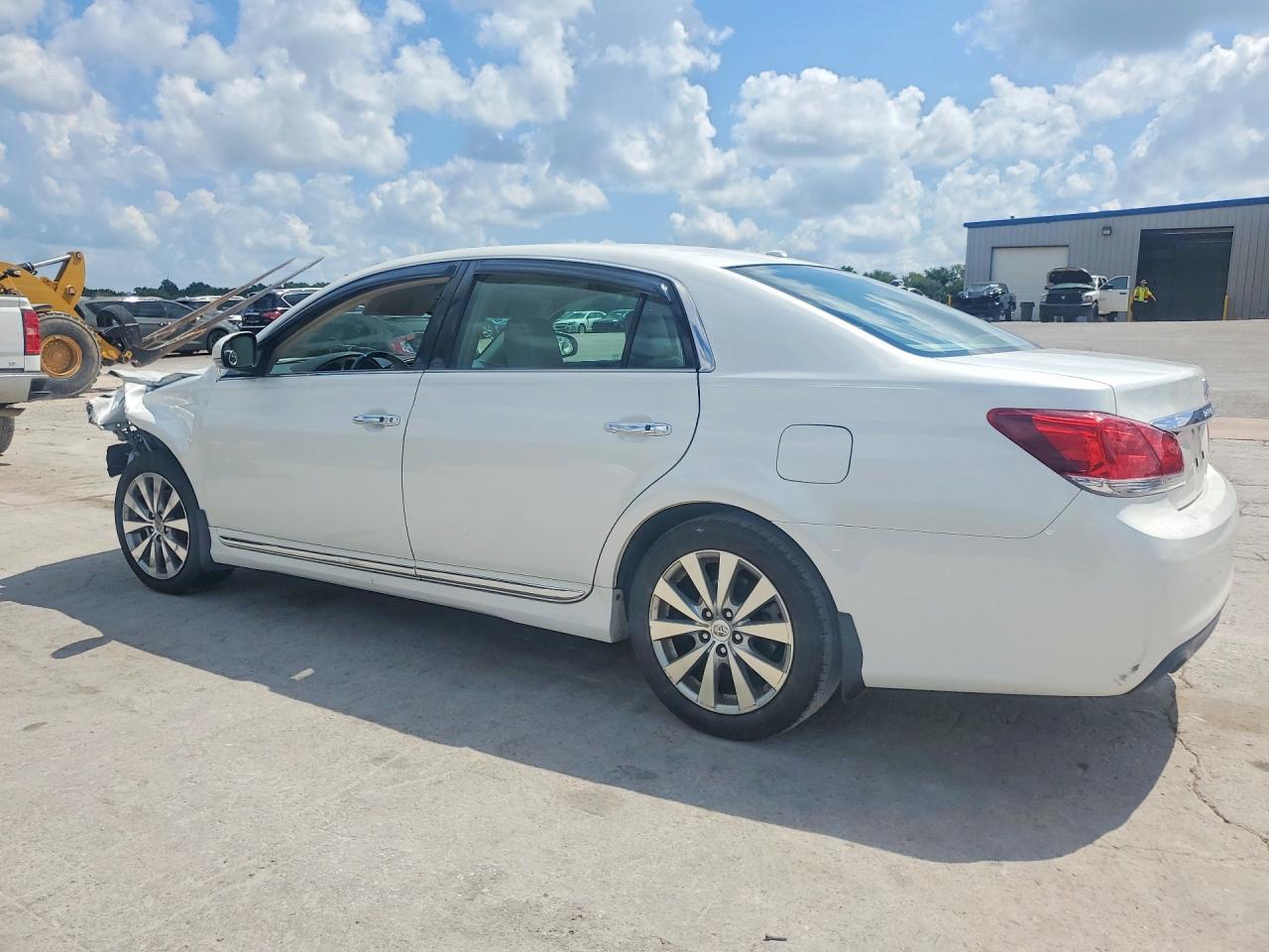 2011 Toyota Avalon Limited - Фото 2