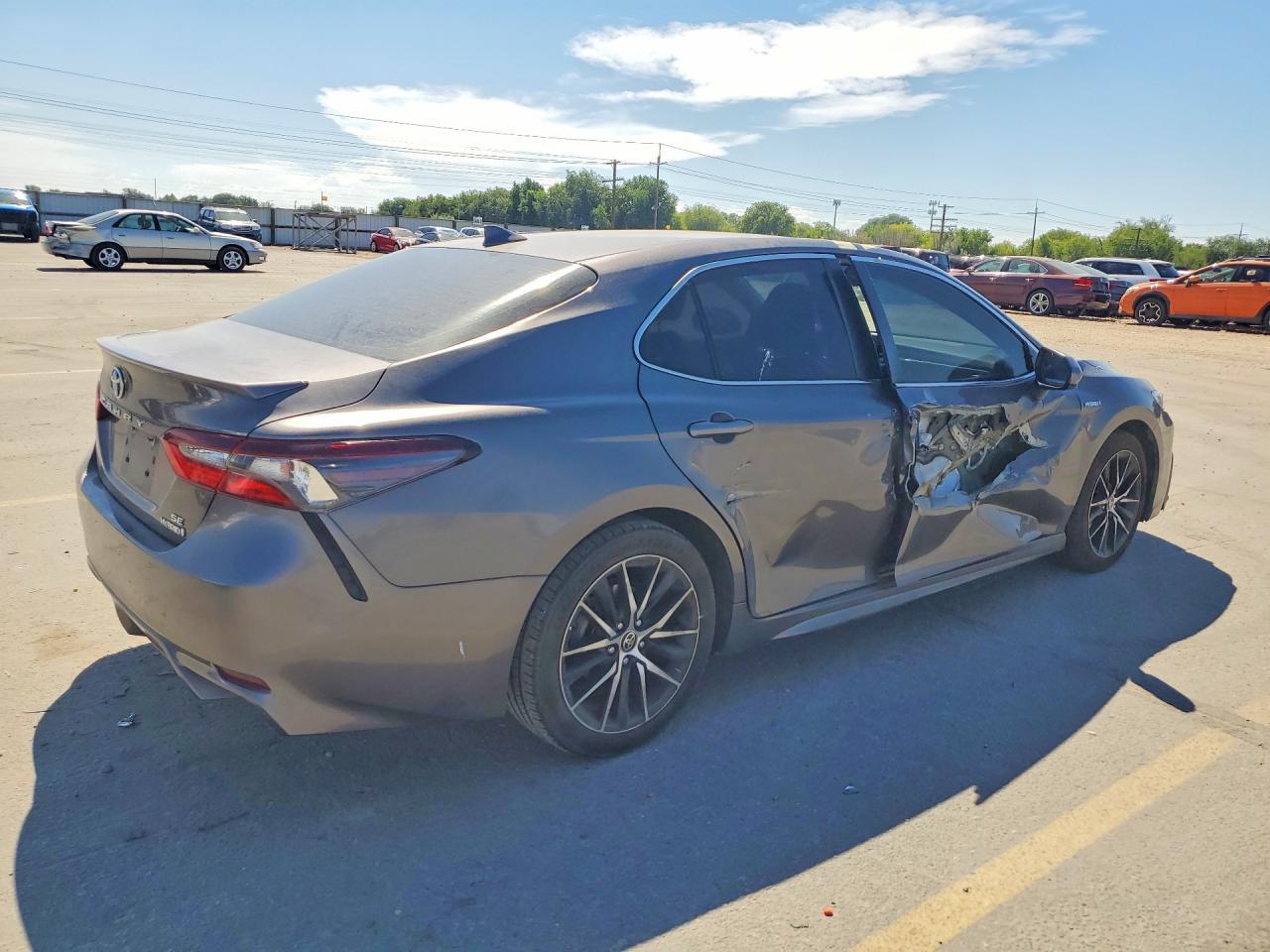 2021 Toyota Camry Se - Фото 3