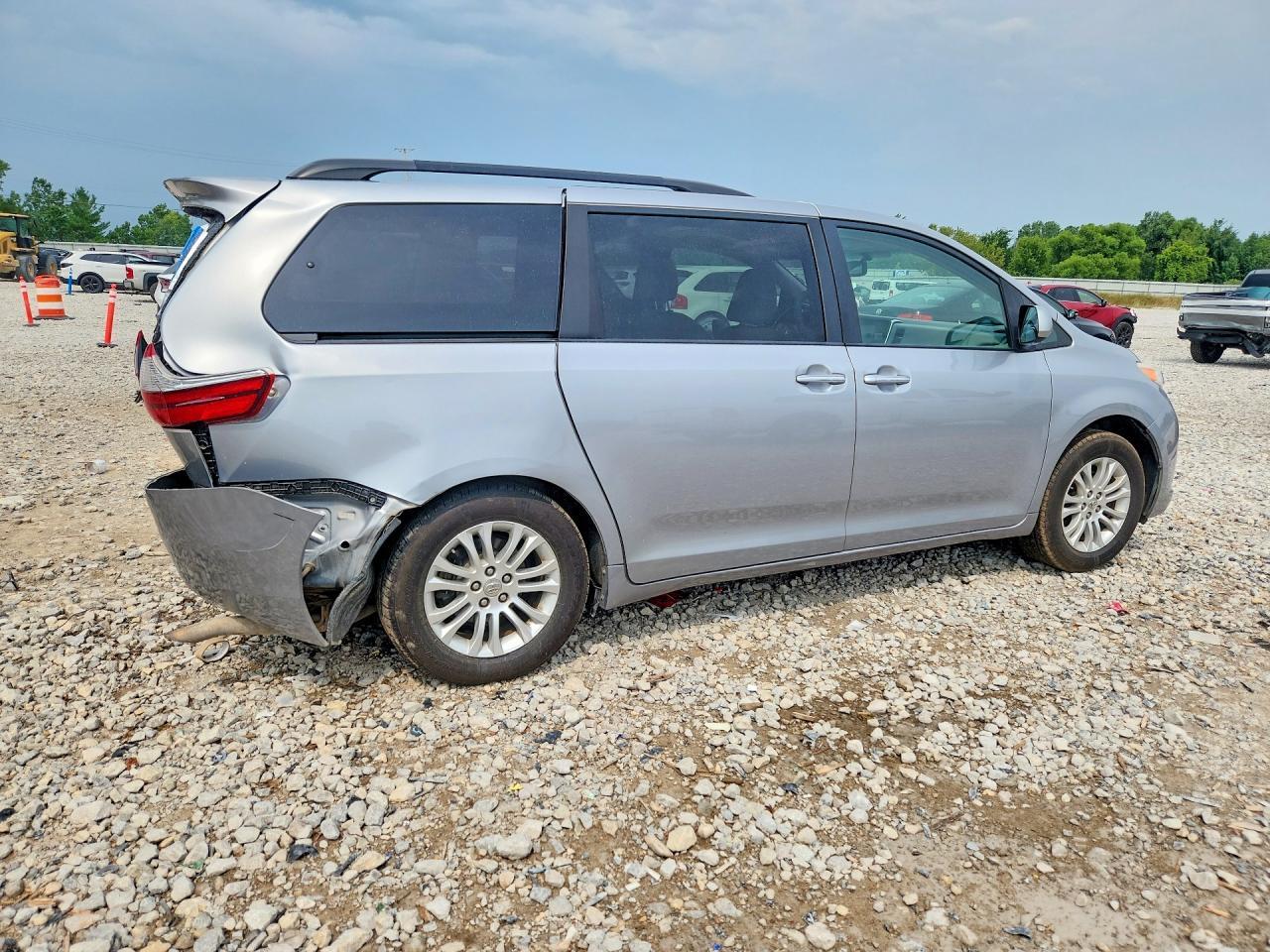 2015 Toyota Sienna Xle Premium 8-Passenger - Фото 3