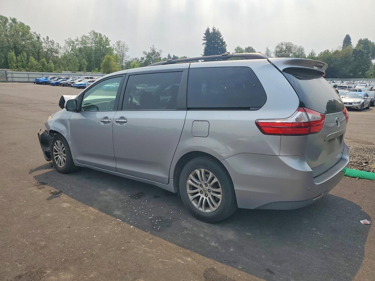 2015 Toyota Sienna Xle 8-Passenger - Фото 2