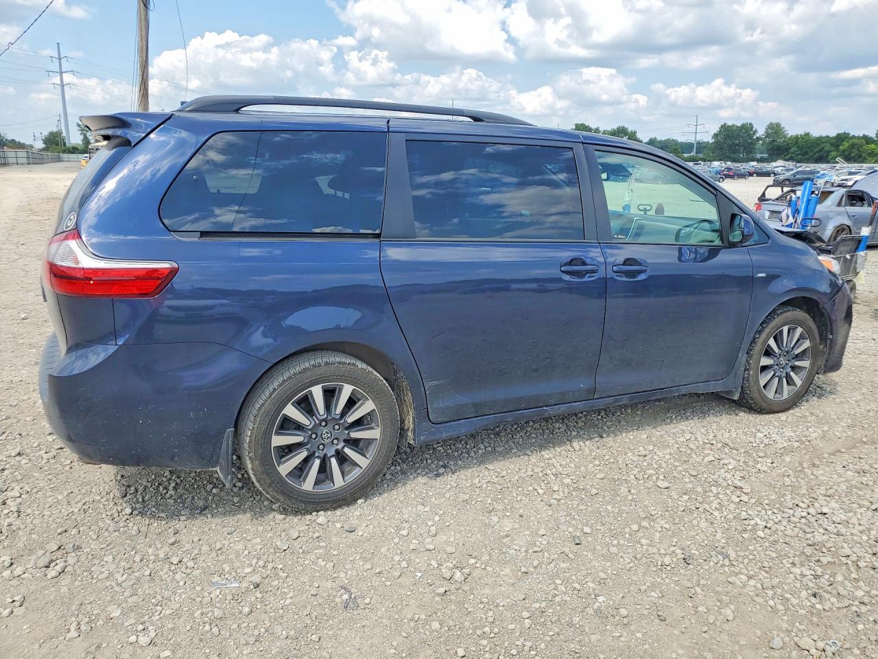2018 Toyota Sienna Le - Image 3