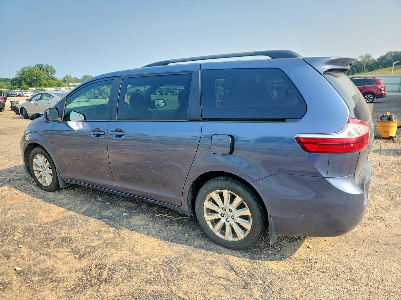 2015 Toyota Sienna Le - Фото 2