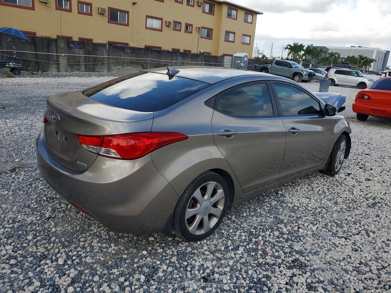 2013 Hyundai Elantra Limited - Image 3