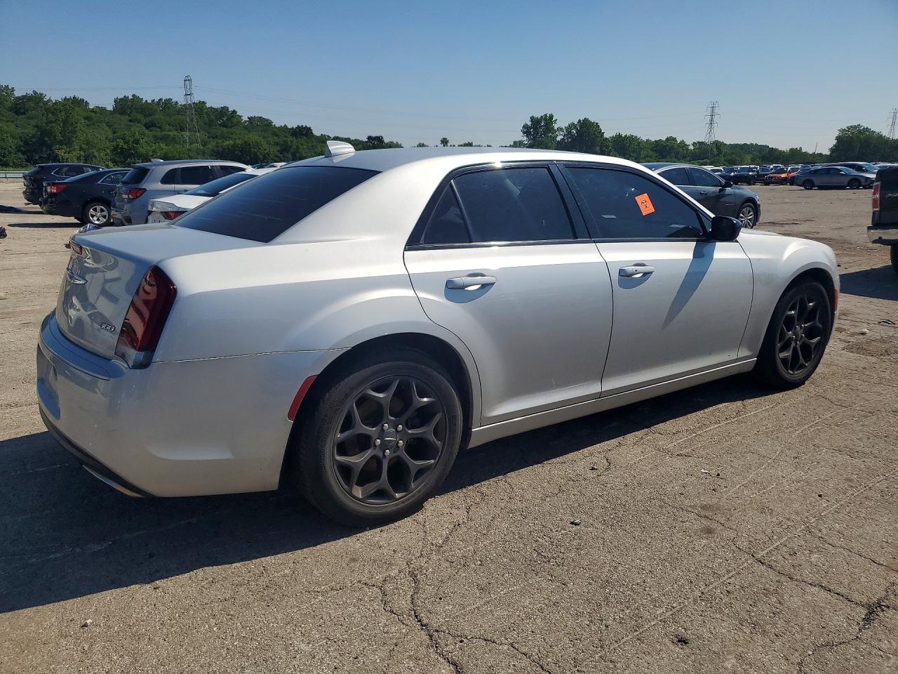 2019 Chrysler 300 Touring - Фото 3