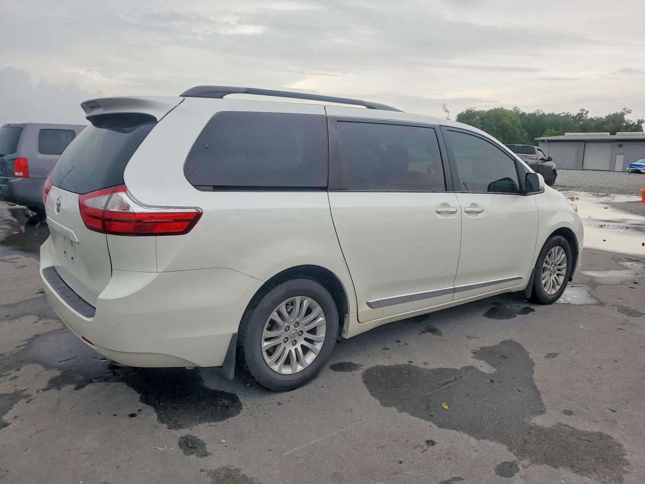 2017 Toyota Sienna Xle 8-Passenger - Фото 3
