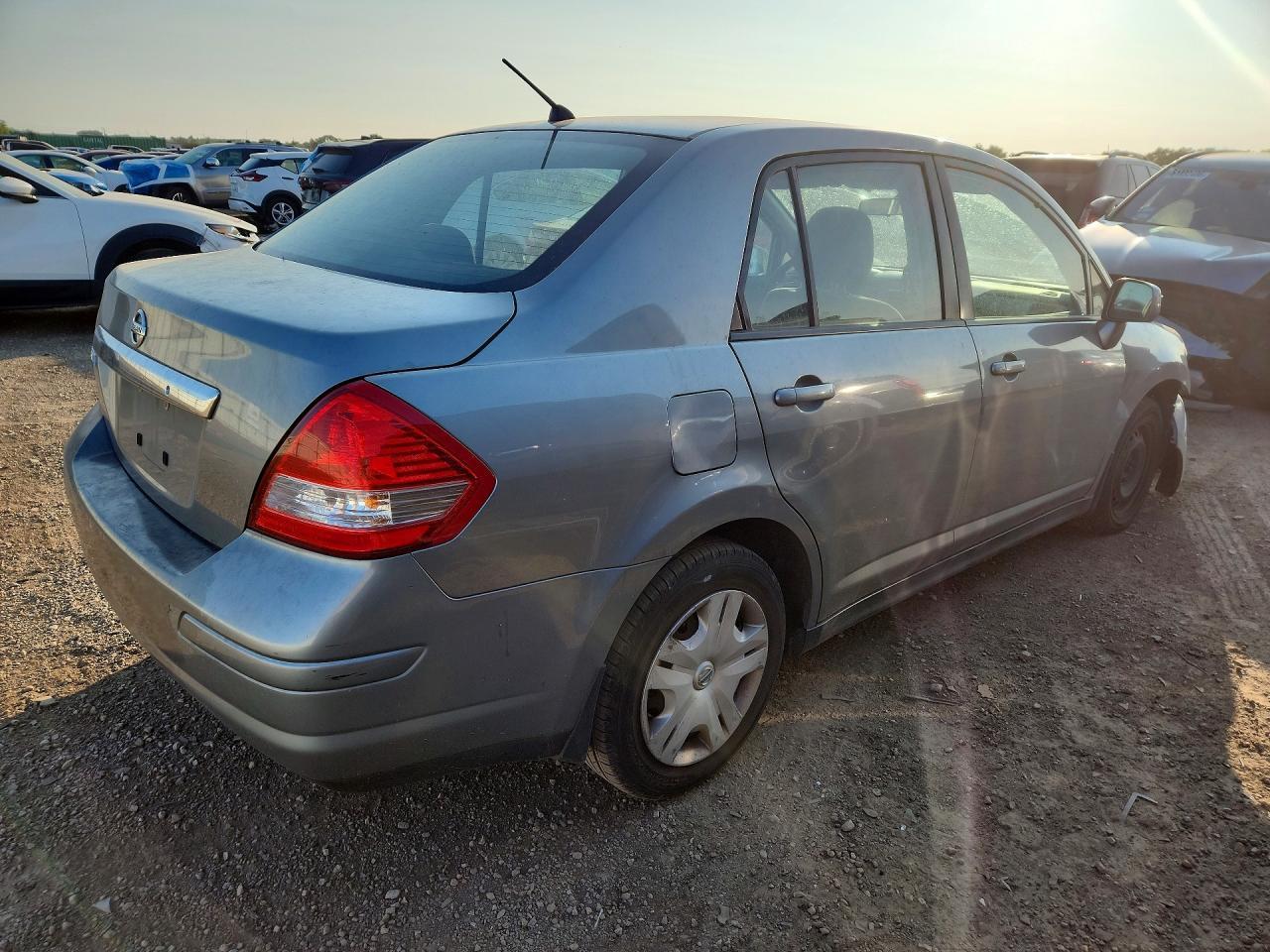 2010 Nissan Versa 1.8 S - Image 3