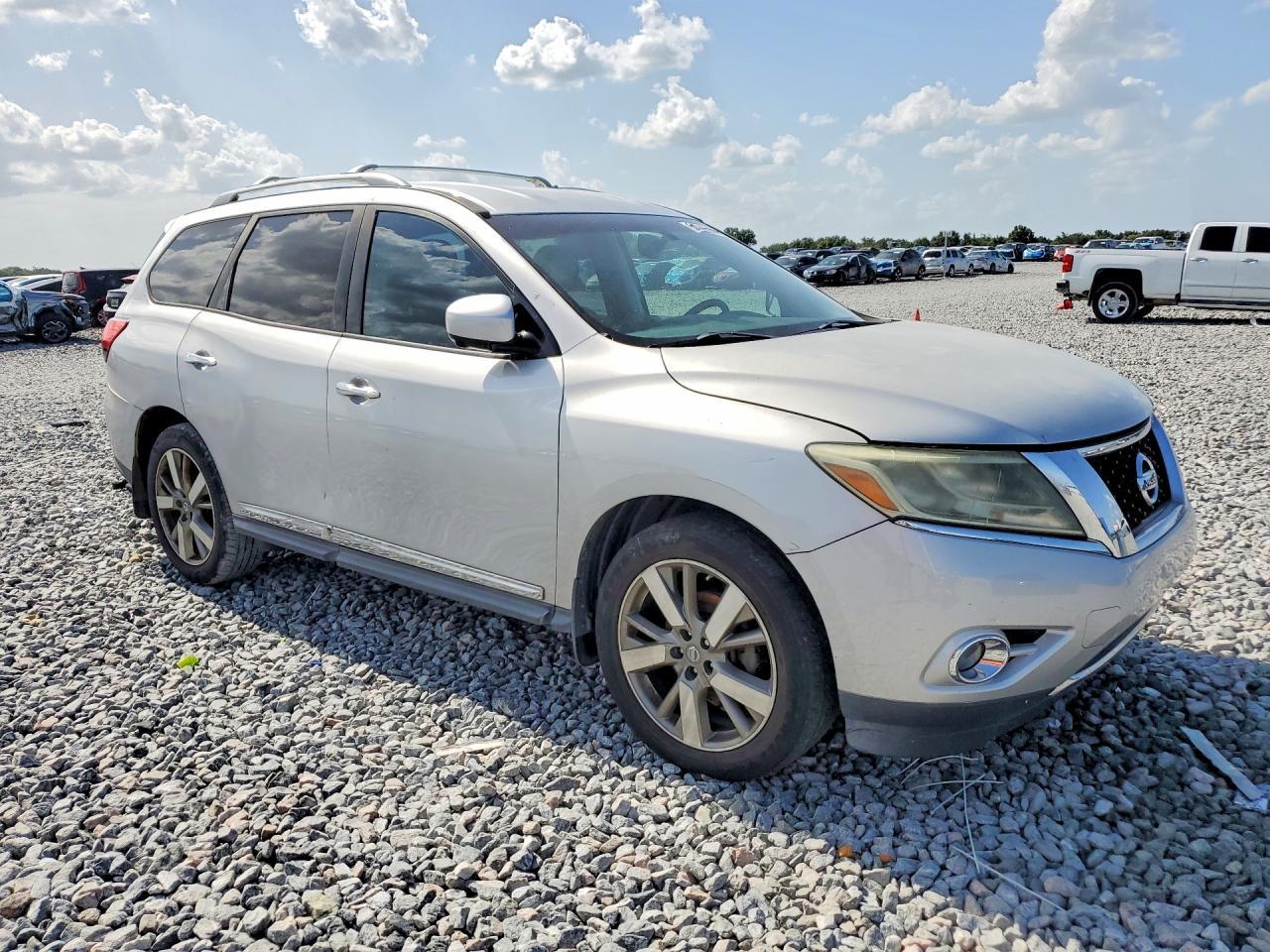 2013 Nissan Pathfinder S - Image 4