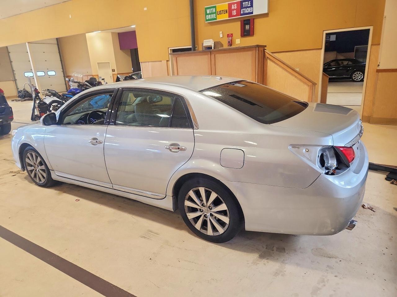 2011 Toyota Avalon Limited - Фото 2