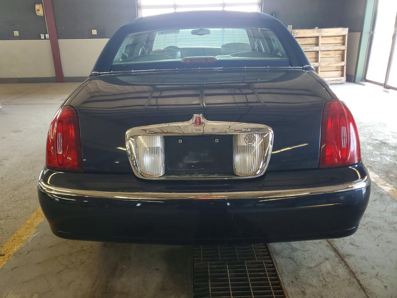 1999 Lincoln Town Car Signature - Image 6