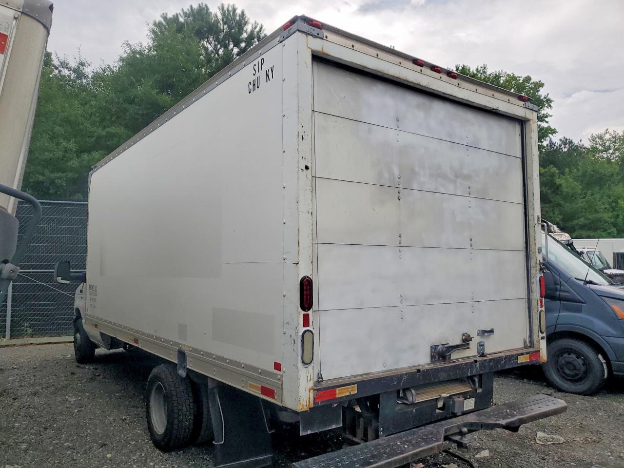 2015 Ford E350 Box Truck - Фото 2