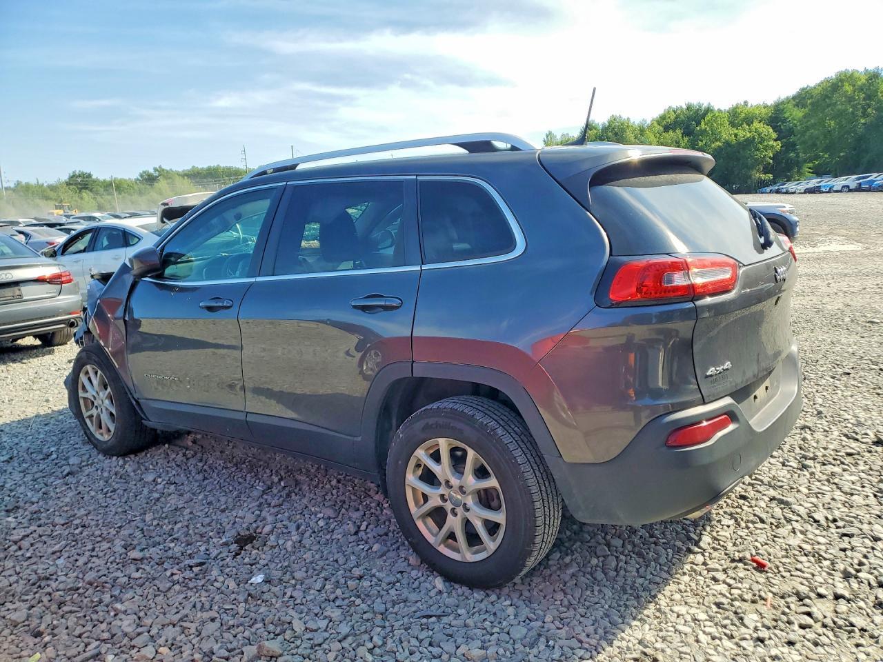 2018 Jeep Cherokee Latitude Plus - Image 2