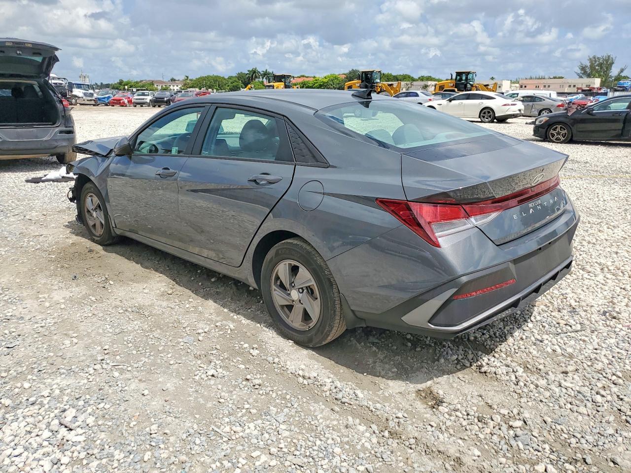 2025 Hyundai Elantra Se - Фото 2