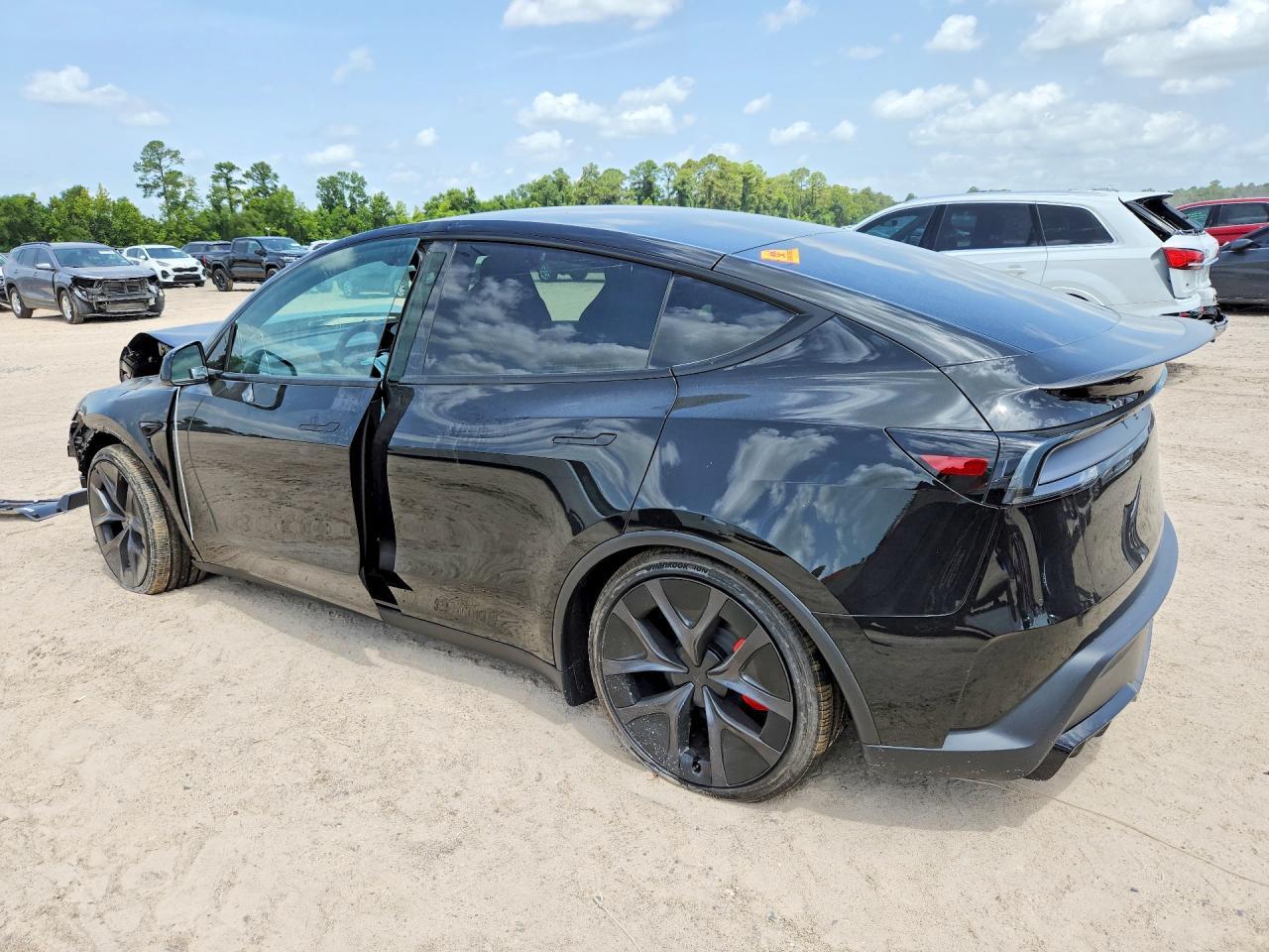 2026 Tesla Model Y - Фото 2