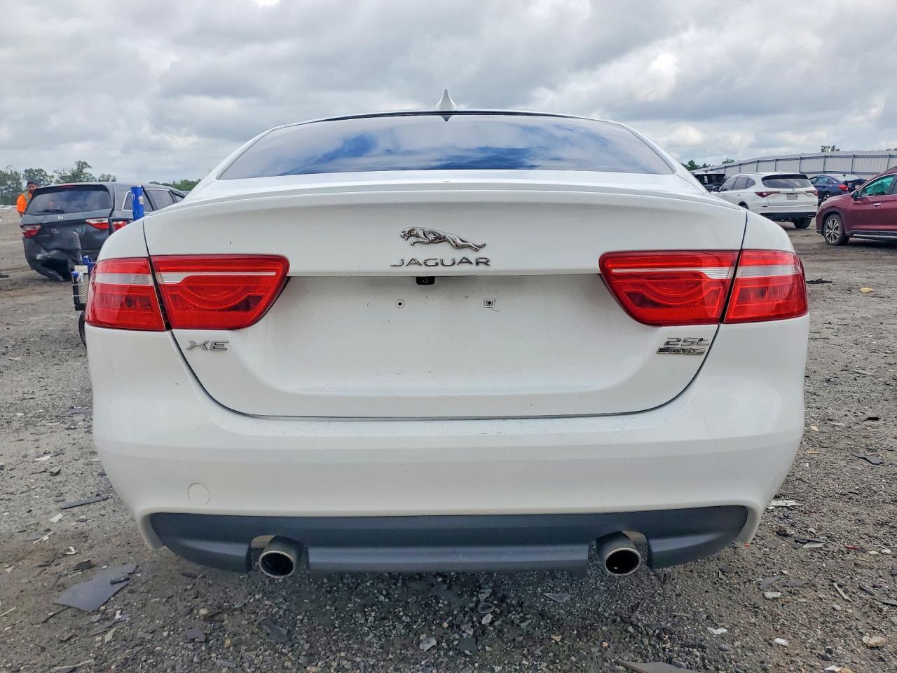 2018 Jaguar Xe Premium - Image 6
