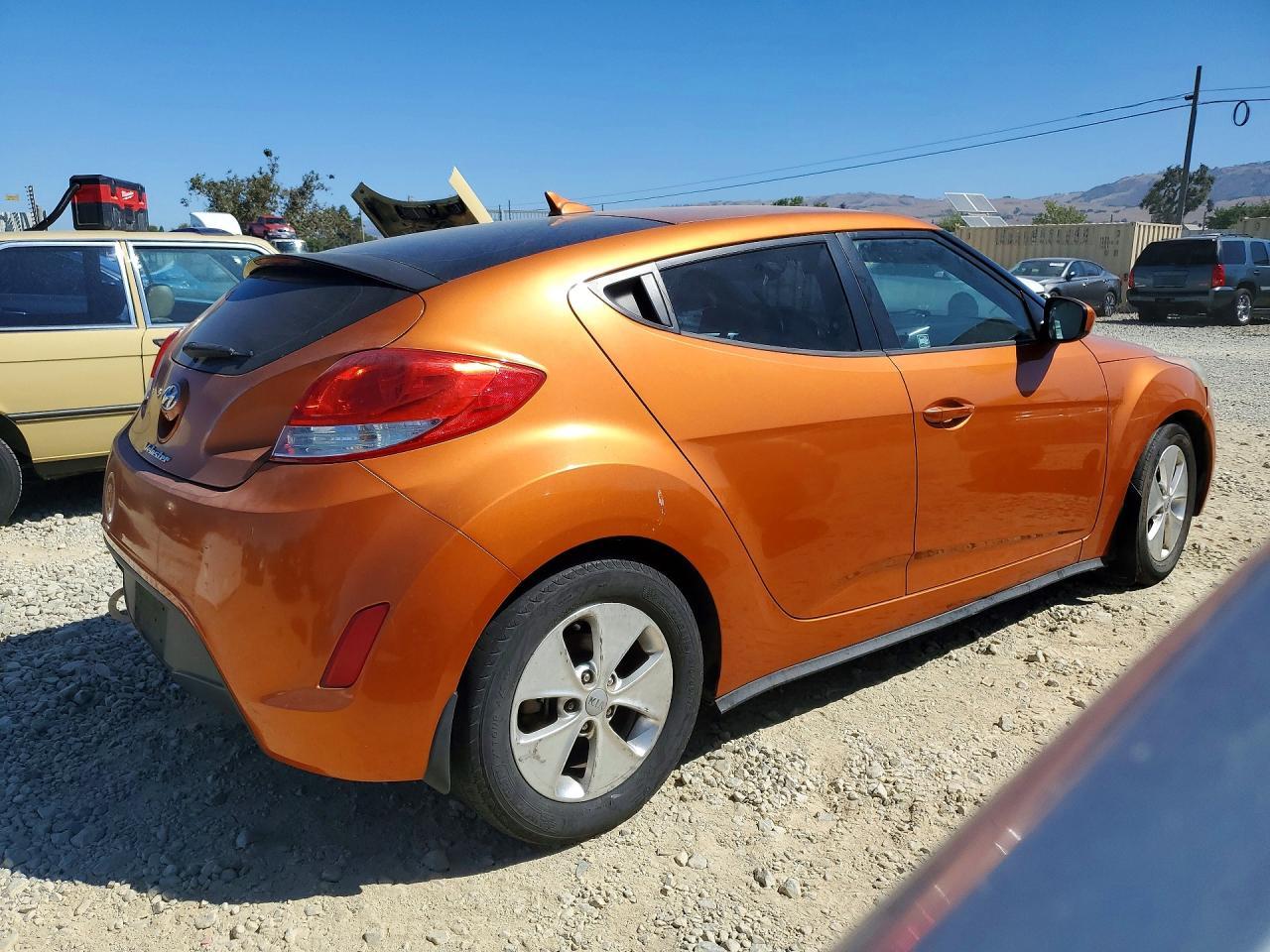 2013 Hyundai Veloster Base - Image 3