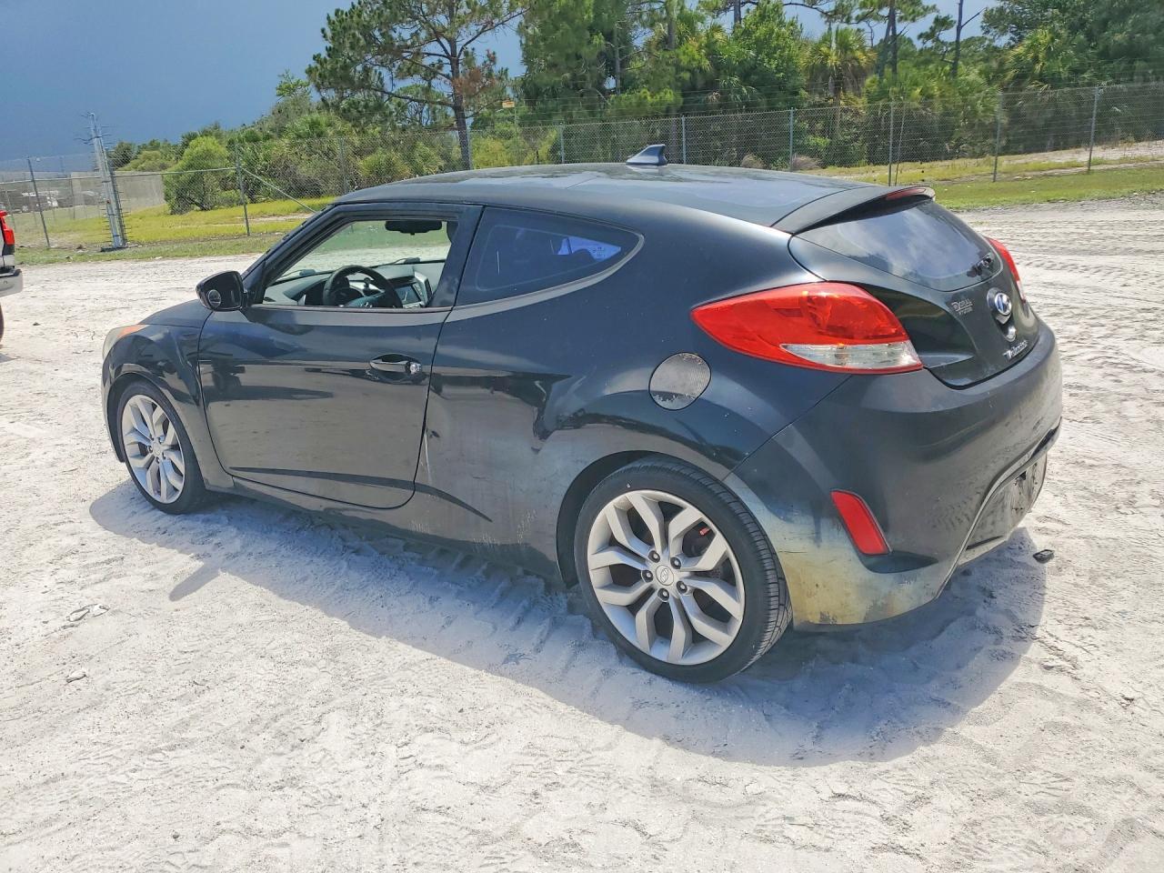 2013 Hyundai Veloster Base - Фото 2