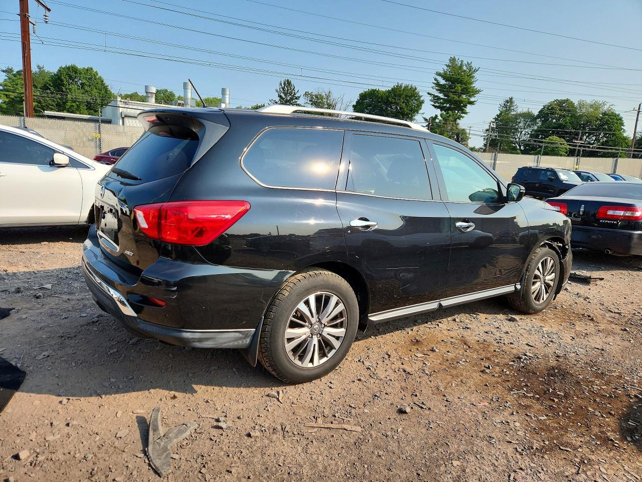 2018 Nissan Pathfinder S - Image 3