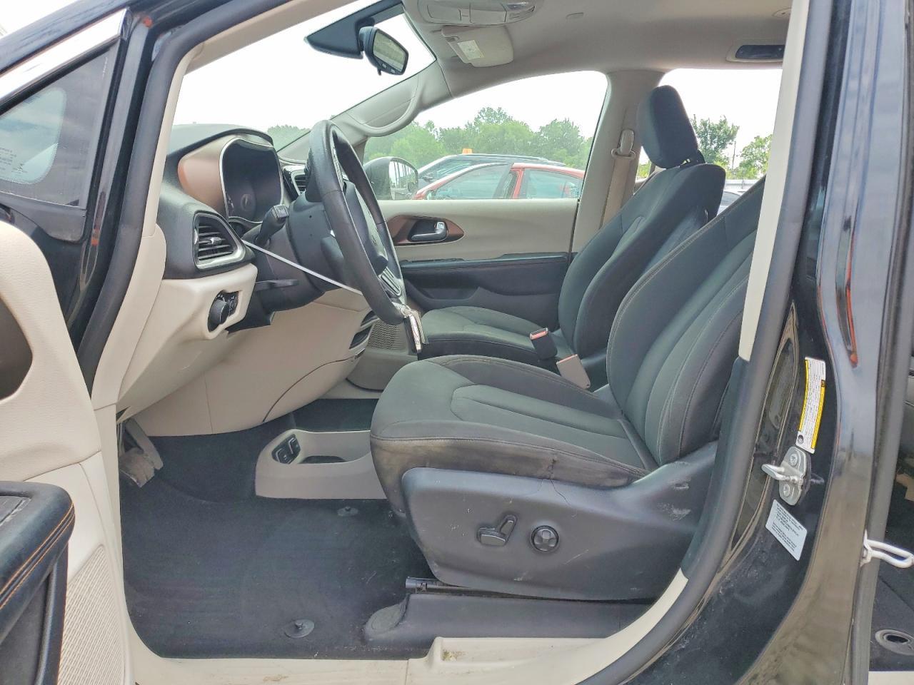 2017 Chrysler Pacifica Touring - Image 7