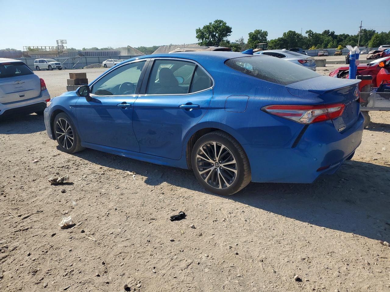 2019 Toyota Camry Se - Фото 2