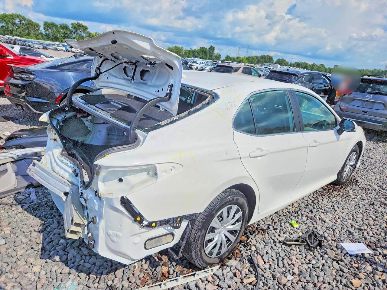 2022 Toyota Camry Le - Фото 3