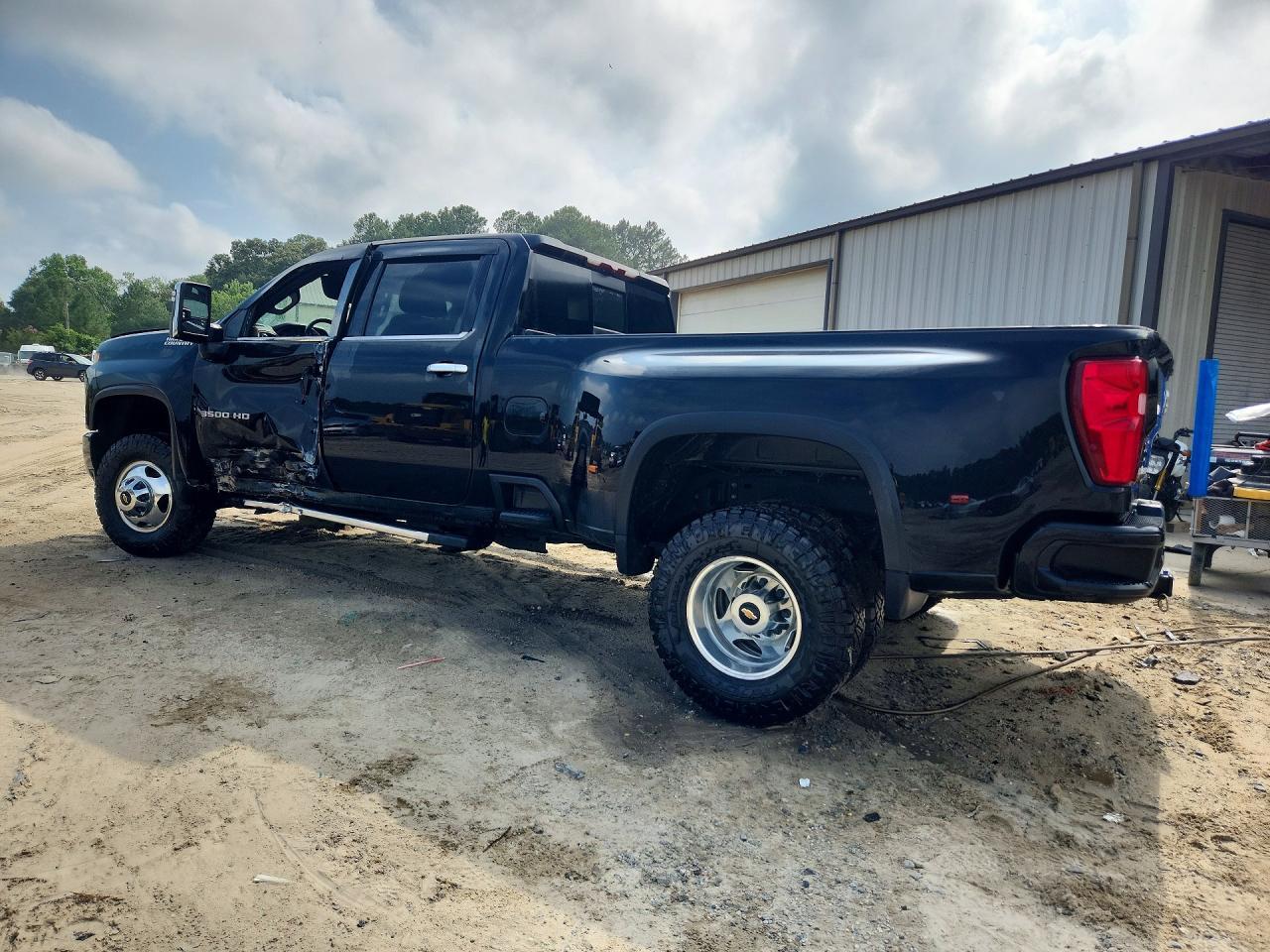 2023 Chevrolet Silverado K3500 High Country - Фото 2