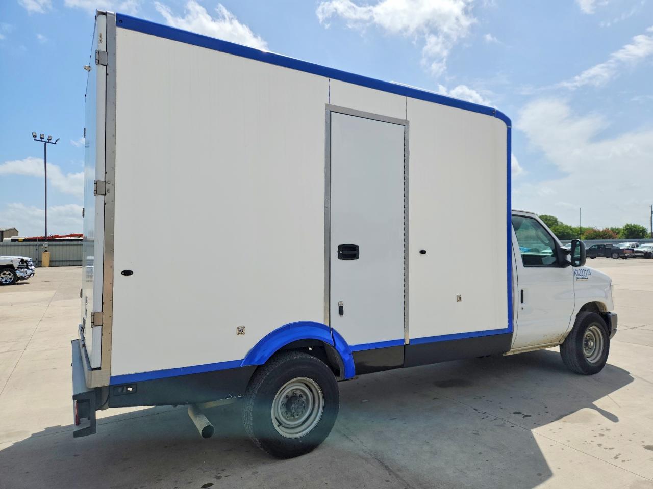 2023 Ford E350 Refrigerated Box Truck - Фото 3