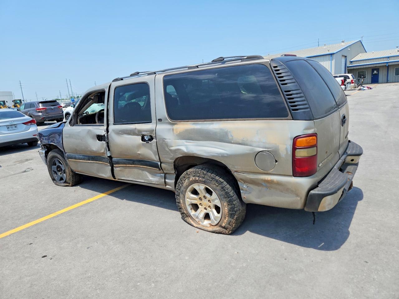 2001 Chevrolet Suburban C1500 - Image 2