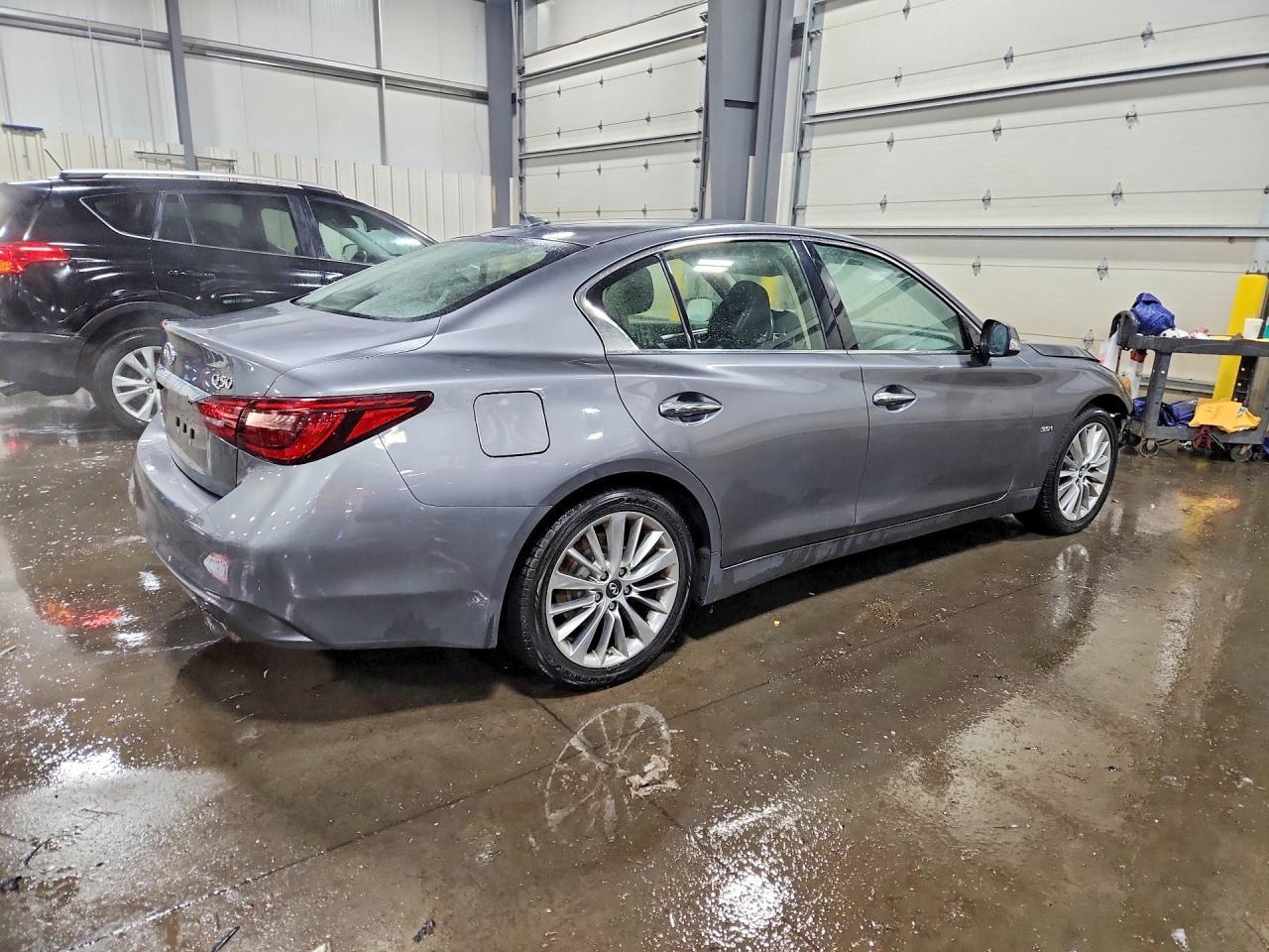2018 Infiniti Q50 3.0T Luxe - Фото 3
