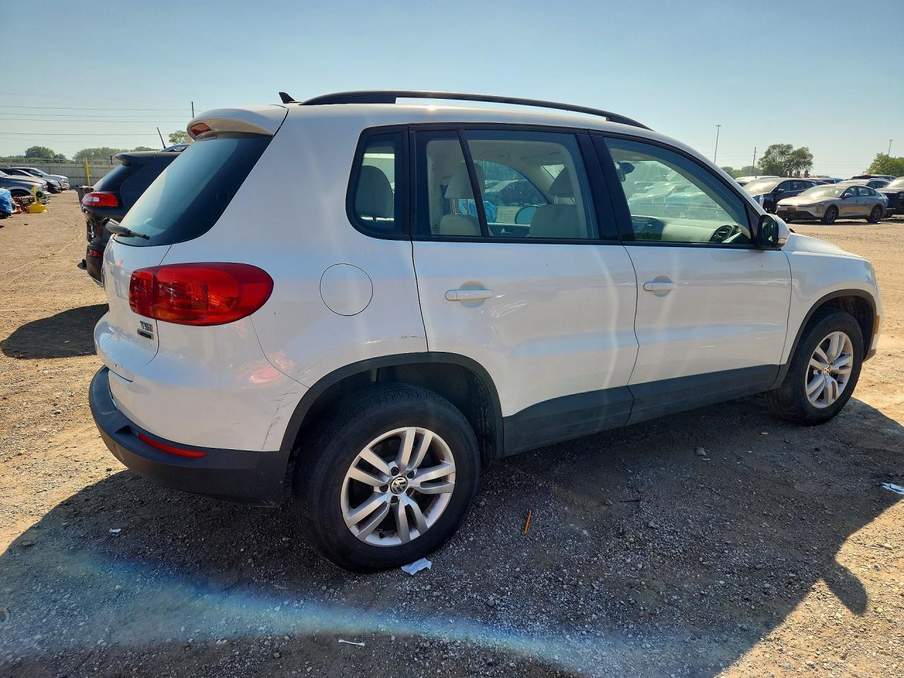 2017 Volkswagen Tiguan S - Фото 3