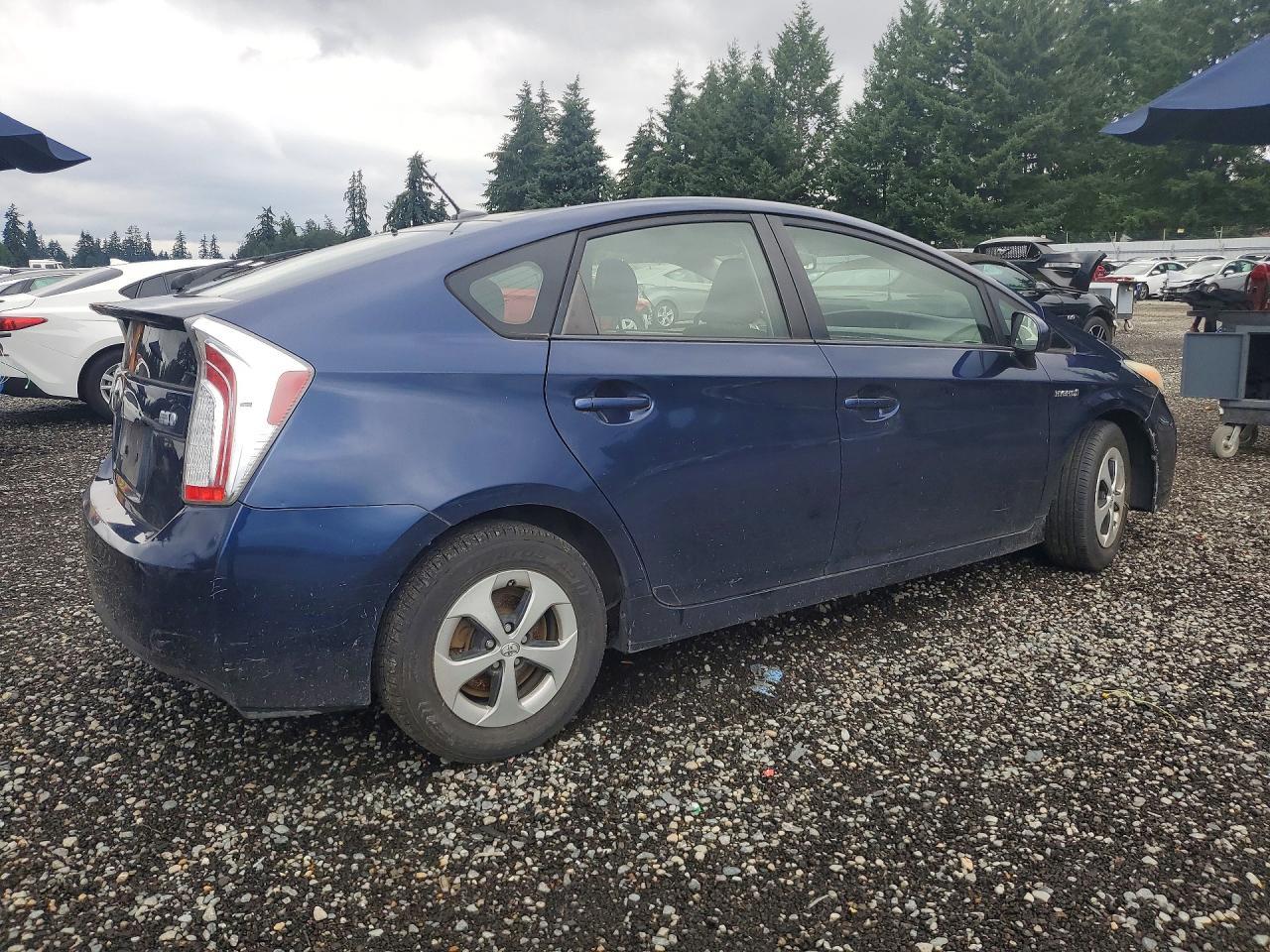 2013 Toyota Prius Three - Image 3