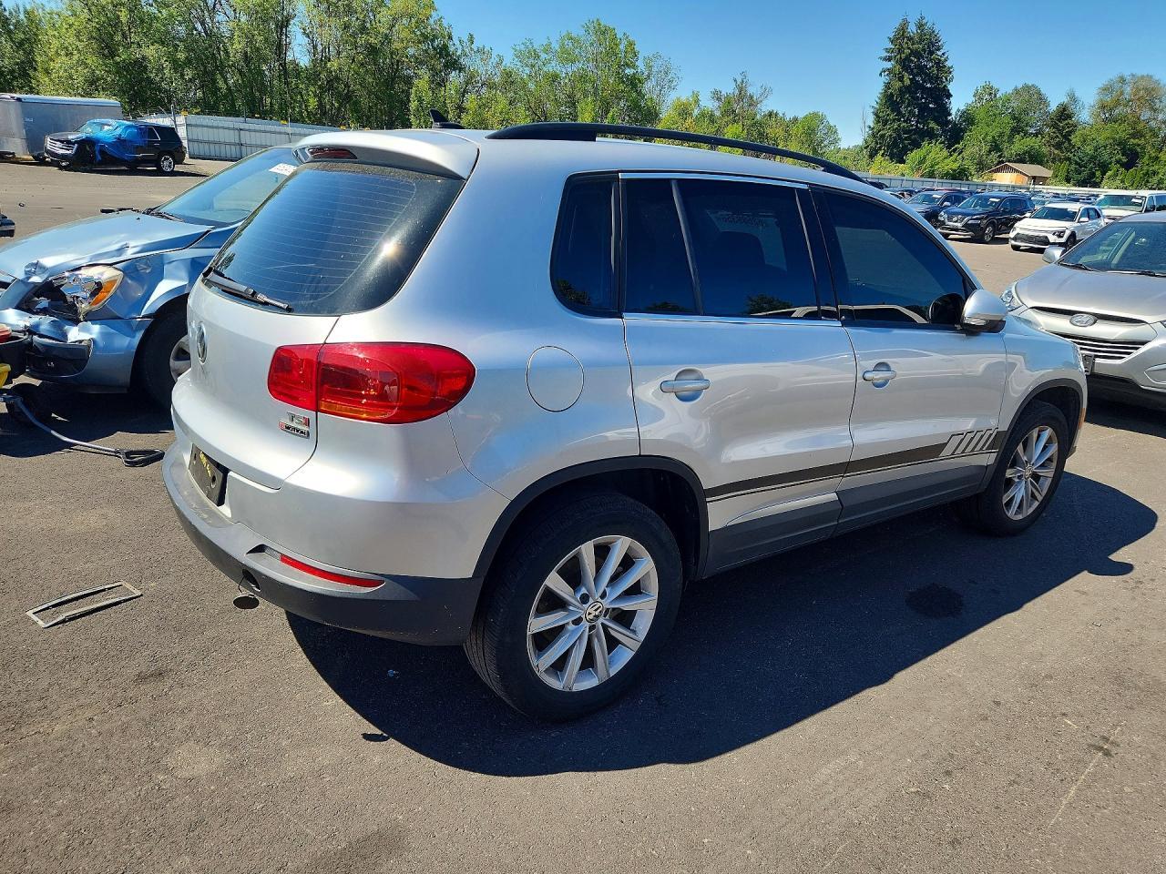 2017 Volkswagen Tiguan S - Фото 3