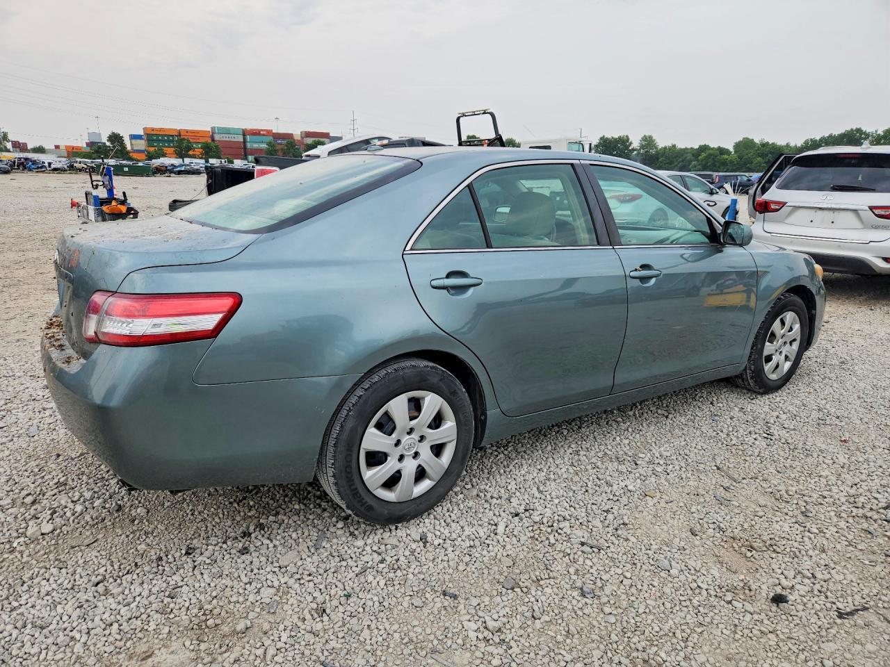 2011 Toyota Camry Le - Фото 3